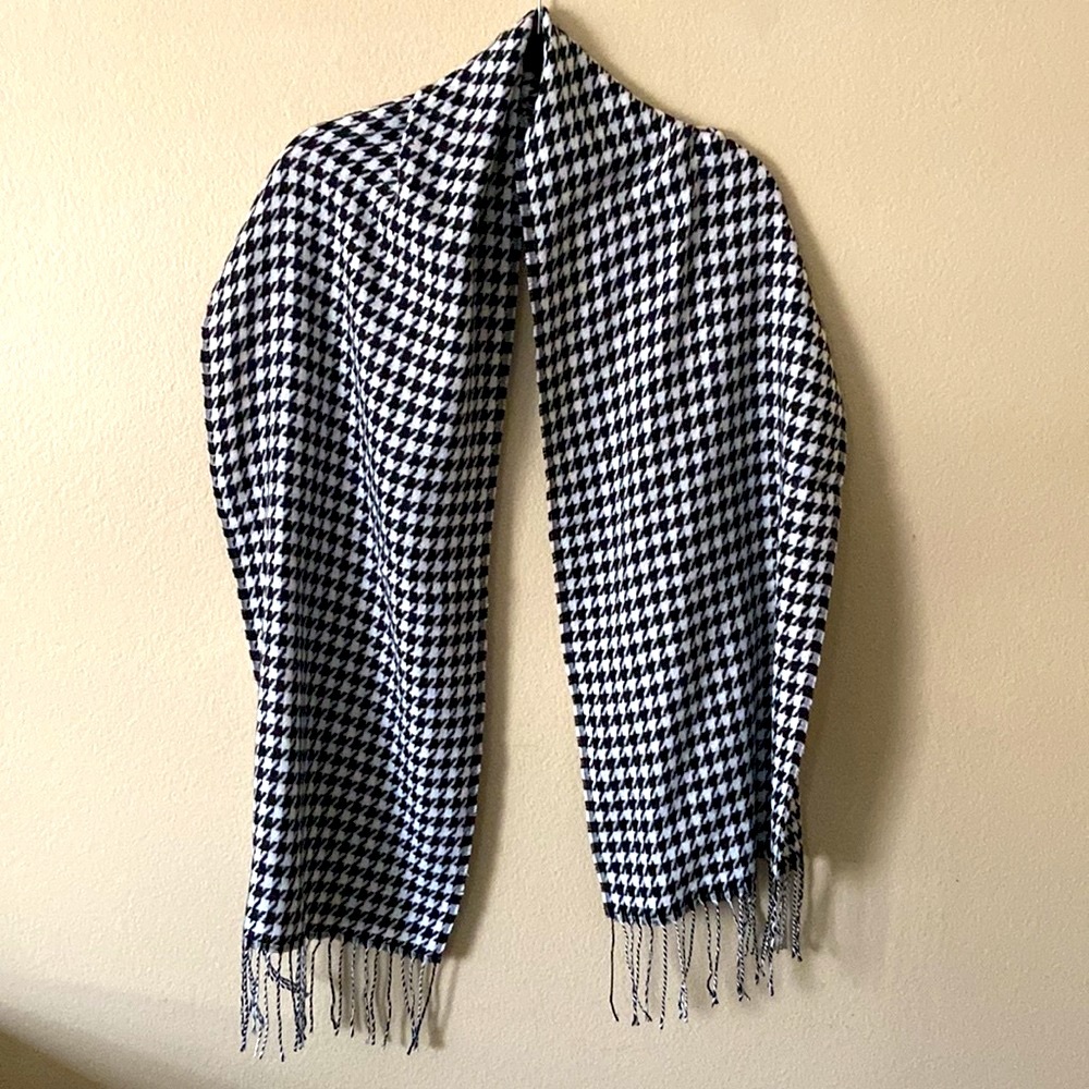 5/$10❤️❤️❤️NEW HOUNDSTOOTH Lightweight Scarf with Tassels 78”x13.5” inches